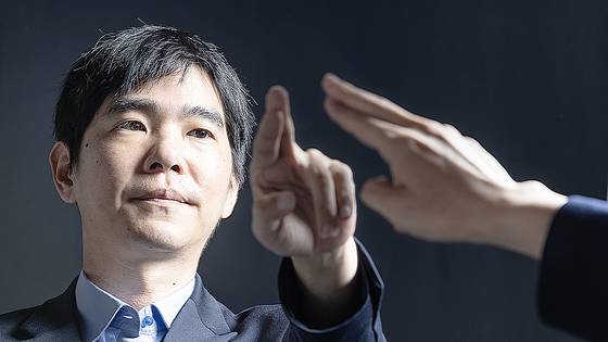 2016년 알파고와의 대결 이후 은퇴한 이세돌 전 바둑기사. 그는 9년 만에 대국 당시의 심경을 담은 신간 『이세돌, 인생의 수읽기』를 펴냈다. 권혁재 사진전문기자