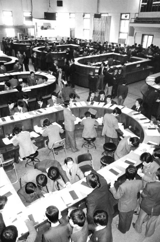 서울 명동에 증권거래소가 있었던 1970년대에 백 할머니는 주식 투자의 대가로 통했다. 박현주 미래에셋그룹 회장의 스승으로 유명한 백 할머니는 매일 똑같은 하얀 치마저고리를 입고 증권사에 나타났다고 한다. 사진 한국거래소