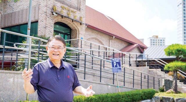 김정호 전주 한소망교회 목사가 20일 전국 목회자 세미나와 관련한 인터뷰를 마치고 교회 앞에서 기념촬영을 하고 있다. 한소망교회 제공