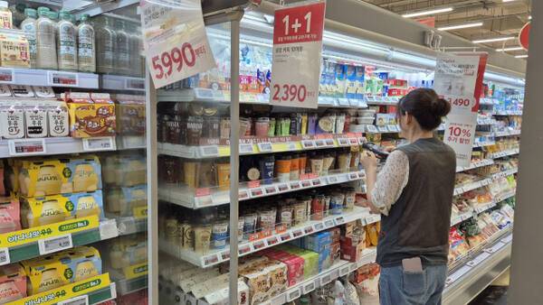 22일 오전 11시께 찾은 홈플러스 안산고잔점에서 한 직원이 음료 매대를 정리하고 있다. 금유진기자