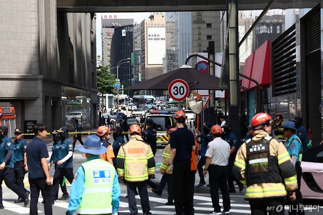 5일 오후 서울 신세계백화점 본점에서 한 인터넷 커뮤니티에 해당 백화점 내부에 폭발물을 설치했다는 협박글이 올라와 경찰 및 소방 관계자들이 현장을 통제하고 있다. /사진제공=뉴스1
