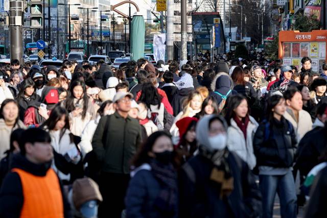 지드래곤 콘서트를 찾은 관람객들로 붐비는 대화역. 고양시 제공