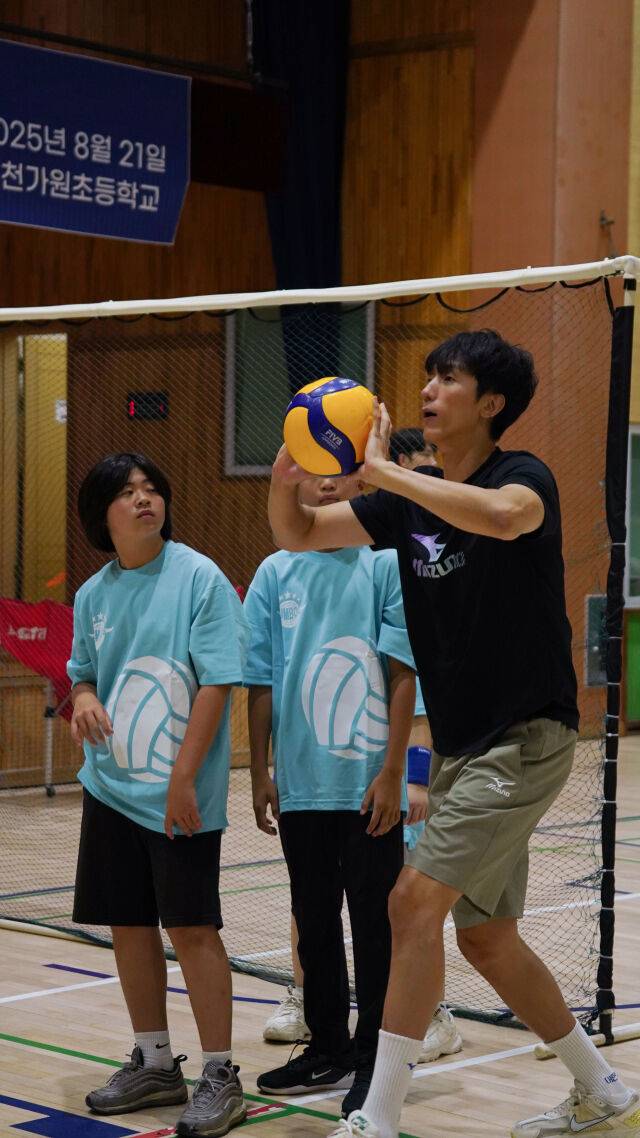 대한항공 점보스 배구단이 꿈나무배구교실을 열었다./대한항공