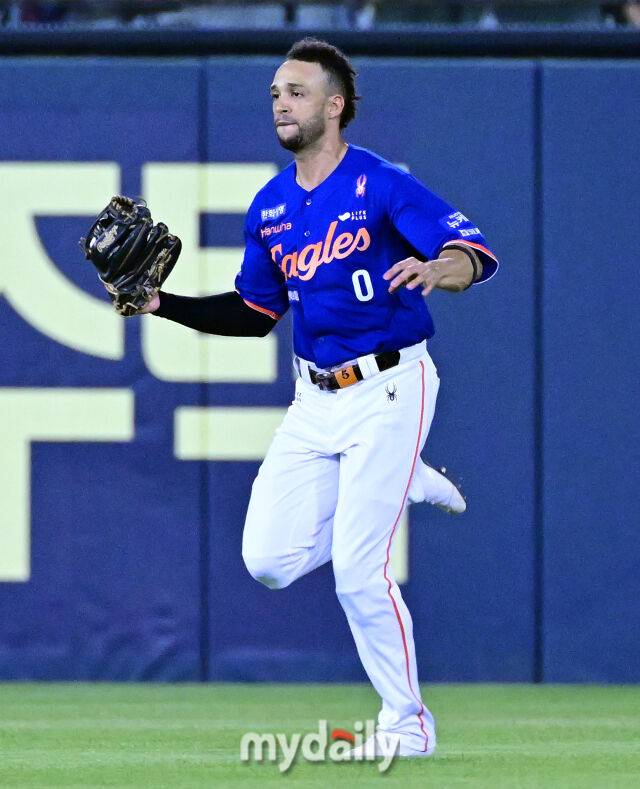 2025년 8월 8일 오후 서울 잠실구장에서 열린 '2025 신한 SOL뱅크 KBO 리그' 한화 이글스와 LG 트윈스의 경기. 한화 중견수 리베라토가 6회말 2사 1루서 LG 박동원의 타구를 잡고 있다./마이데일리