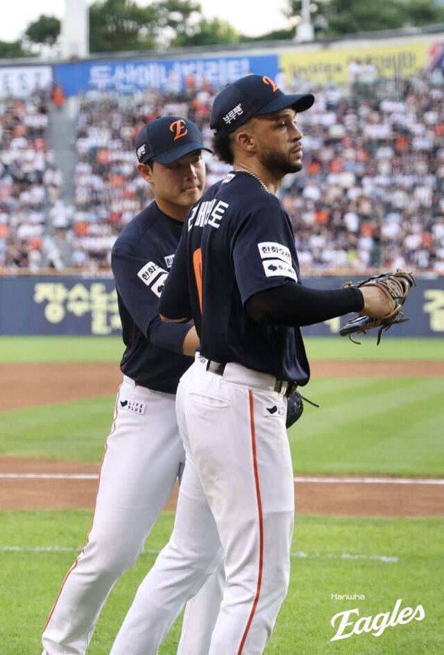 문동주와 루이스 리베라토(왼쪽부터)./한화 이글스ㅡ