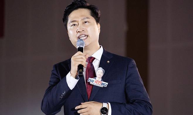 국민의힘 우재준 청년 최고위원 후보가 22일 충북 청주시 흥덕구 청주오스코에서 열린 국민의힘 제6차 전당대회에서 비전 발표를 하고 있다. 공동취재