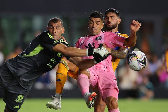 인터 마이애미 루이스 수아레스가 21일 리그스컵 8강전에서 타이거스 UANL전에서 상대 골키퍼와 충돌하고 있다Imagn Images연합뉴스