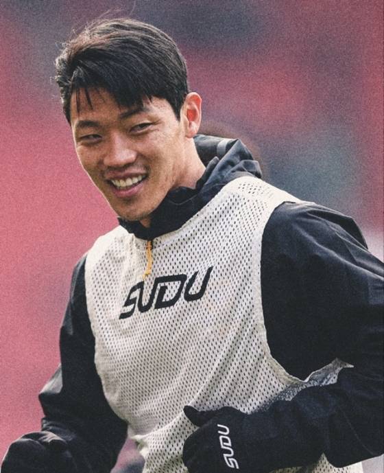 경기 전 몸을 푸는 황희찬의 모습. /사진=울버햄튼 공식 SNS 갈무리