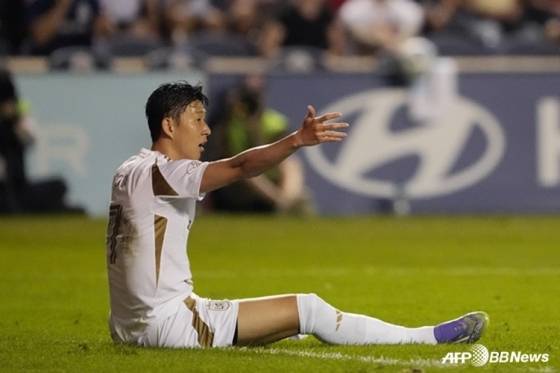 손흥민이 지난 10일(한국시간) 미국 시카고의 시트긱 스타디움에서 열린 LA FC 대 시카고 파이어와의 '2025 미국 메이저리그사커(MLS)'에서 심판에 항의하고 있다. /AFPBBNews=뉴스1