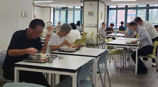 서울 용산도서관 구내식당에서 시민들이 식사를 하고 있다. 변선진 기자