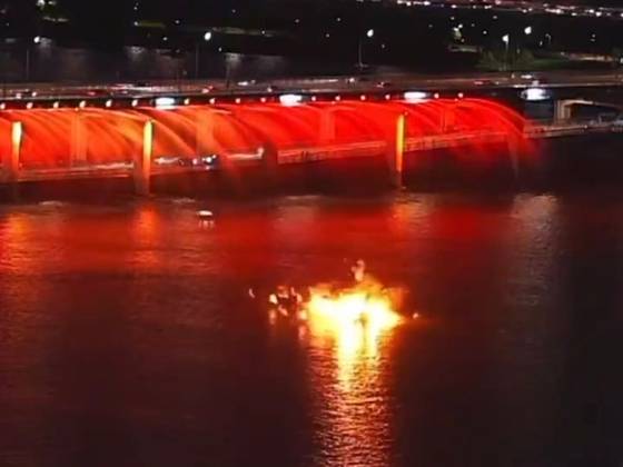 지난 8일 서울 서초구 반포한강공원 잠수교 인근에서 오후8시 48분쯤 요트가 폭발하는 사고가 발생했다. x(엑스·구 트위터) 캡처