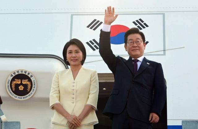 ▲ 이재명 대통령과 김혜경 여사가 일본·미국 방문을 위해 23일 성남 서울공항을 출발하며 공군 1호기에 올라 인사하고 있다. 2025.8.23 연합뉴스