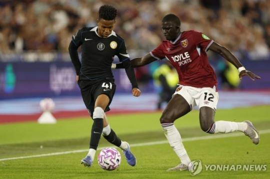 돌파하는 첼시 이스테방 / 사진=연합뉴스