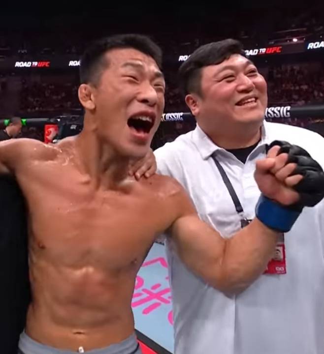 김상욱(사진 왼쪽)이 경기에서 승리한 후 스승 김동현을 외치며 포효하는 모습. tvN SPORTS SNS 영상 캡처