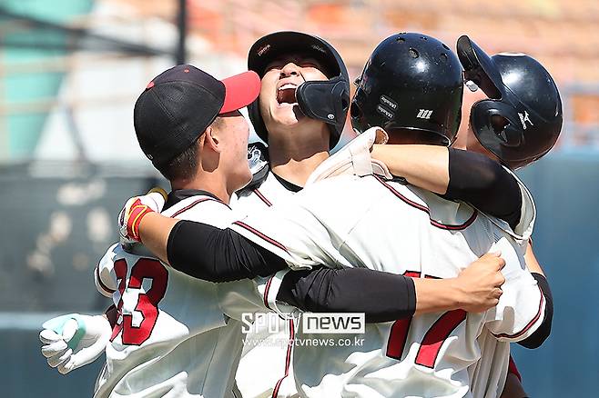 ▲ 청룡기 결승전에서 기뻐하는 덕수고 선수들 ⓒ곽혜미 기자