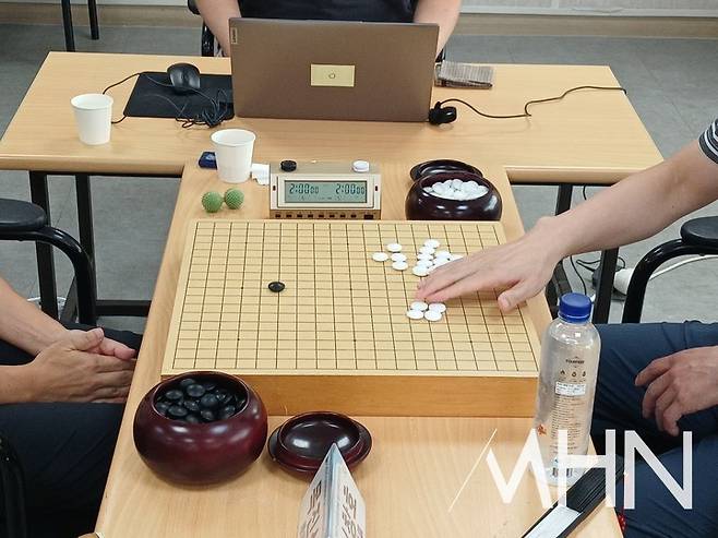 목진석 9단과 이창호 9단이 돌을 가리고 있다.(사진 MHN 엄민용 선임기자)