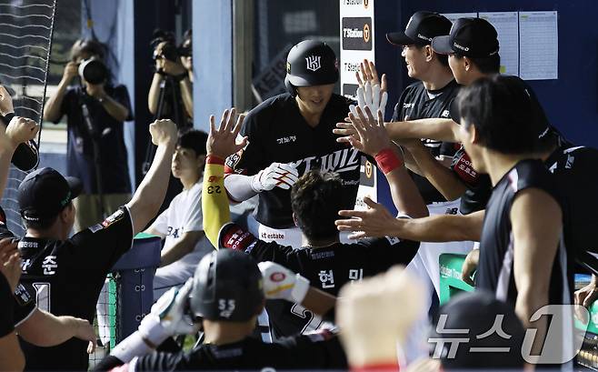 24일 오후 서울 송파구 잠실야구장에서 열린 '2025 신한 SOL뱅크 KBO리그' 프로야구 kt 위즈와 두산 베어스의 경기에서 kt의 8회초 2사 1,2루 상황때 장진혁이 스리런 홈런을 친 뒤 동료들과 기쁨을 나누고 있다. 2025.8.24/뉴스1 ⓒ News1 구윤성 기자