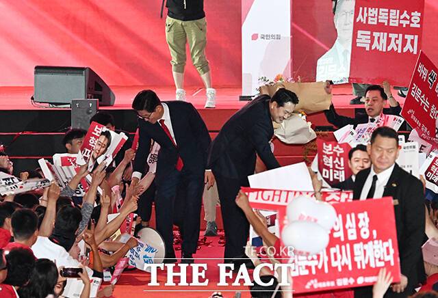 김문수·장동혁 국민의힘 당 대표 후보가 22일 오후 충북 청주시 오스코에서 열린 국민의힘 제6차 전당대회에 참석해 결선 진출을 확정 지은 뒤 당원들에게 인사를 하고 있다. /청주=배정한 기자