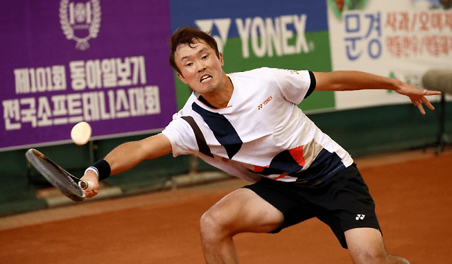 '코트의 좀비' 김진웅이 끈질긴 집중력으로 상대 스트로크를 받아내고 있다. 김진웅은 국무총리기 전국정구대회에서 수원시청을 정상으로 이끌었다. 채널에이 자료.