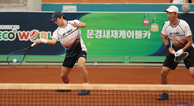 일본 국가대표 출신 후네미즈 하야토와 호흡을 맞추는 김진웅. 채널에이 자료