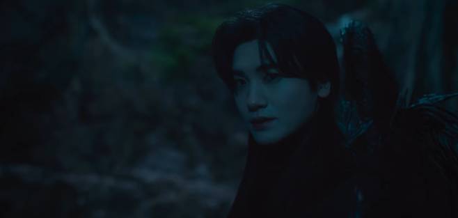 KBS 드라마 '트웰브' 2화에서는 힘을 잃고 평범한 인간이 되어버린 12지신 천사들의 위기가 그려졌다. 수천 년 만에 부활한 강력한 악의 세력이 세상을 죽음과 저주로 물들이려 하는 가운데, 무력해진 천사들은 절망적인 상황에 놓인다. 이들에게 남은 유일한 희망은 태초의 존재가 남긴 '해태의 힘'을 부활시키는 것뿐이다. 해태의 힘을 찾아 떠나는 천사들의 여정이 시작되면서, 세상을 구하기 위한 처절한 사투가 본격적인 막을 올렸다.