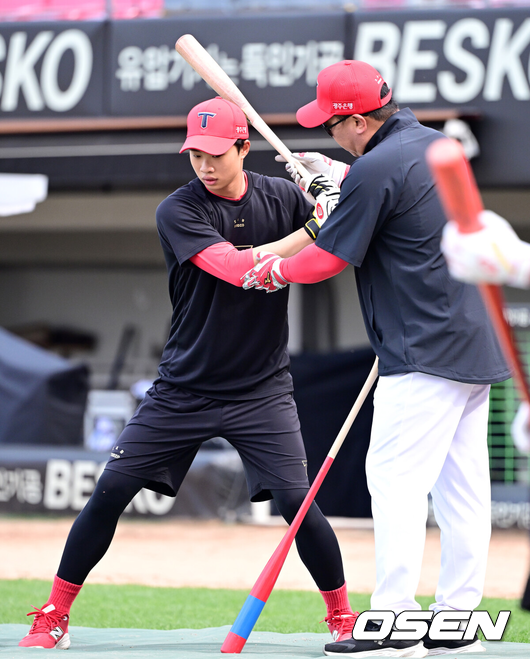 이범호 감독이 박재현에게 타격을 지도하고 있다./OSEN DB