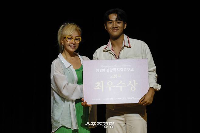 뮤지컬배우 박해미가 23일 서울 강동구 호원아트홀에서 열린 2025 경향뮤지컬콩쿠르 시상식에서 고등부 최우수상을 수상한 임우균에게 상을 전달한 뒤 기념촬영을 하고 있다. 2025.08.23 문재원 기자