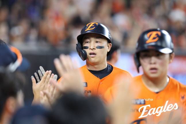 한화 손아섭(왼쪽)이 23일 SSG전 8회말 득점한 뒤 동료들과 하이파이브를 하고 있다. /사진=한화 이글스 제공
