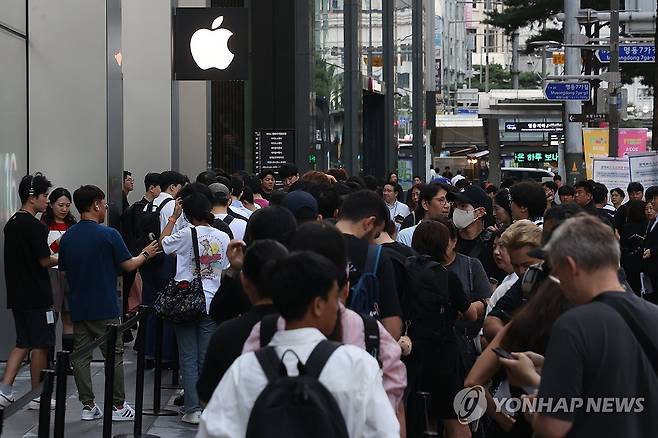 애플스토어 (서울=연합뉴스) 류효림 기자 = 20일 오전 서울 중구 명동 애플스토어에서 시민들이 구매를 위해 줄지어 서 있다. 2024.9.20 ryousanta@yna.co.kr