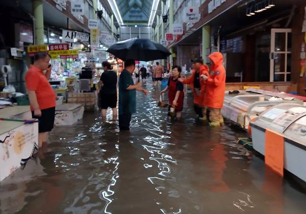 폭우가 내린 지난 13일 인천시 서구 정서진 중앙시장이 물에 잠겨 있는 모습. 2025.8.13 /인천소방본부 제공
