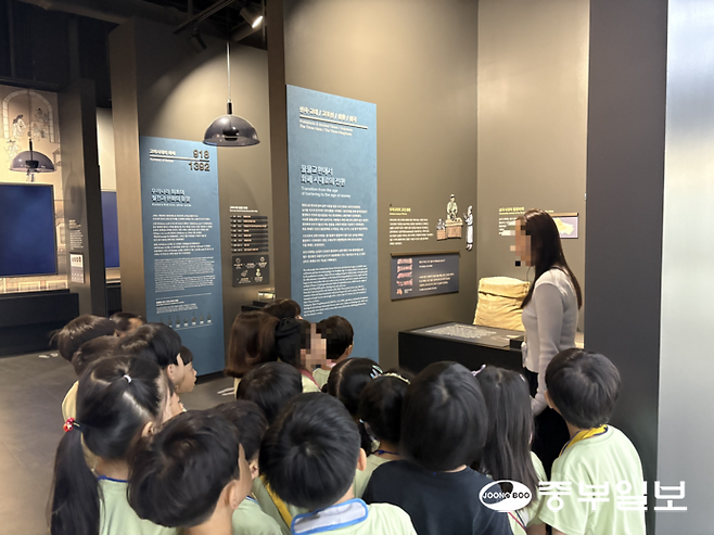 25일 한국은행 경기본부 화폐전시실에 수원 영통구 소재 이야기나무 유치원생들이 방문해 화폐 역사 등을 청취하고 있다. 최영재기자
