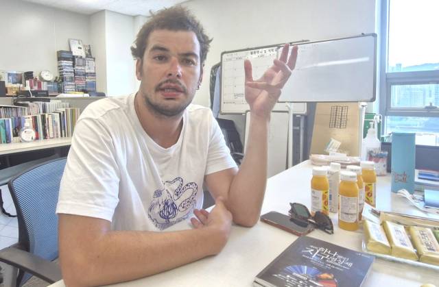 부산에서 열린 제4회 하나뿐인지구영상제 초청으로 처음 한국을 찾은 파울루 카르네이루 감독. 그의 작품 '사바나와 산'(좋은 마을, 나쁜 자본, 그리고 산)은 리튬광산 개발에 맞서는 포르투갈 산골 마을의 이야기를 다룬 다큐멘터리이다. 김희돈 기자