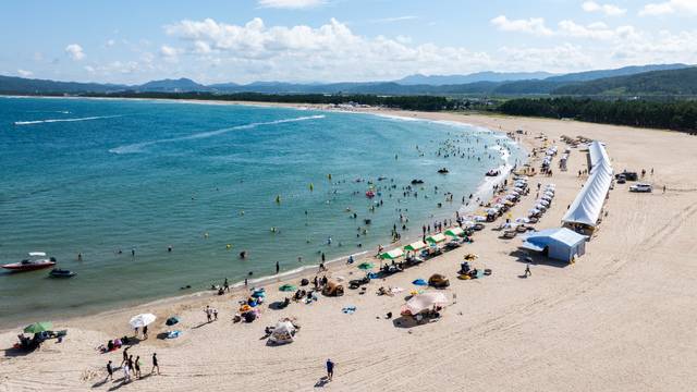 병곡면 고래불해수욕장에서 피서객들이 해수욕을 하고 있는 모습 사진제공 영덕군