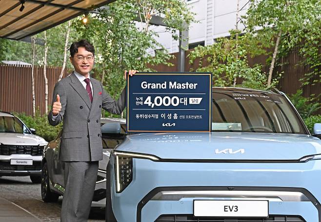 기아 이성흠 선임 오토컨설턴트가 Kia 360에서 기념 촬영을 하는 모습. (사진=기아)