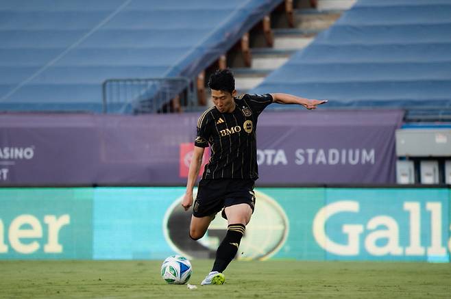 (잠시 숨을 고른 손흥민이 슈팅을 날리려 하고 있다. 경기전 슈팅 연습을 하는 장면이 오버랩 되는 순간이다 )