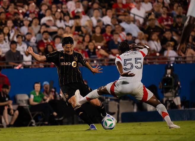 ('너 그렇게 해서 나 막을 수 있겠니' 손흥민이 상대팀 수비수 앞에서 슛을 날리려 하고 있다)