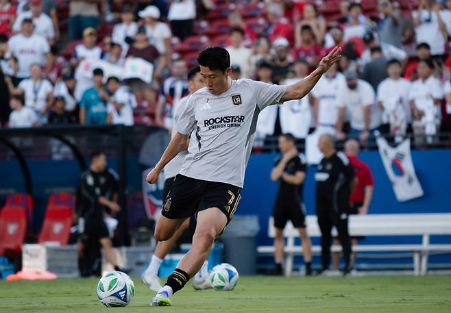 (경기 전 필드에서 슈팅 연습을 하고 있는 손흥민. 이거 어디서 많이 본 장면 같은데!)