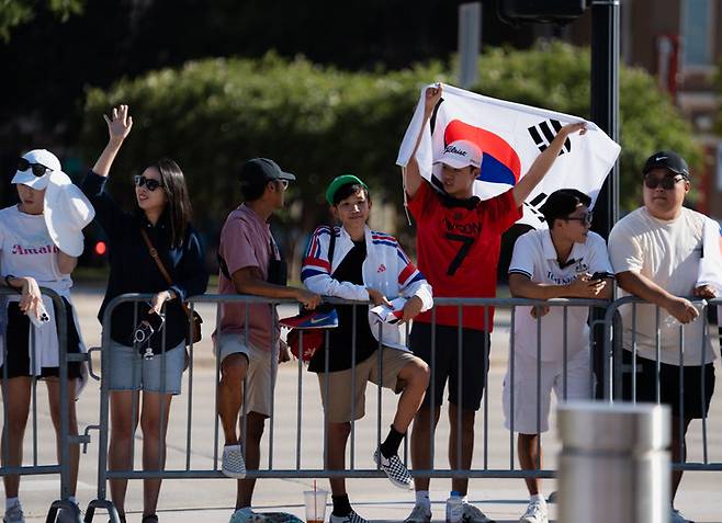 ('우리는 자랑스런 태극기 앞에서 손흥민 선수를 응원합니다!')