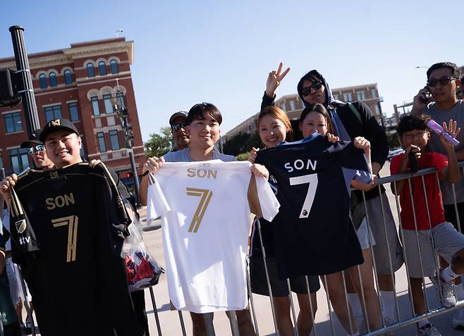 (이날 경기가 열린 도요타 스타디움에는 경기 전부터 손흥민을 보기 위해 많은 팬들이 찾아왔다)