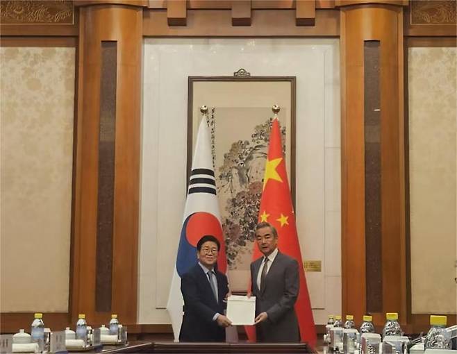 박병석 전 국회의장을 단장으로 하는 대통령 특사단이 24일 베이징 댜오위타이 국빈관에서 왕이 외교부장을 만나 친서를 전달한 후 기념촬영을 하고 있다, (베이징특파원 공동취재단) ⓒ News1 정은지 특파원