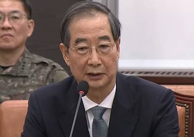 “해제 국무회의를 마친 뒤 (비상계엄 선포문이) 양복 뒷주머니에 있는 것을 알았다”고 말할 때의 한덕수 전 국무총리. 제이티비시(JTBC) 뉴스 유튜브 갈무리