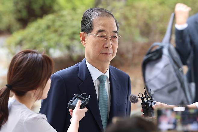 한덕수 전 국무총리가 지난 22일 조은석 특별검사팀 사무실이 마련된 서울 서초구 서울고등검찰청으로 출석할 때의 모습. 연합뉴스