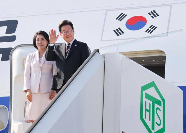 한일 정상회담을 마친 이재명 대통령과 배우자 김혜경 여사가 24일 일본 도쿄 하네다공항에서 도널드 트럼프 미국 대통령과 한미 정상회담을 하기 위해 미 워싱턴으로 향하며 공군1호기에 올라 인사하고 있다. 도쿄=연합뉴스