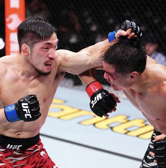 유수영(왼쪽)이 샤오롱과 난타전을 벌이는 모습. 사진=UFC 코리아 SNS