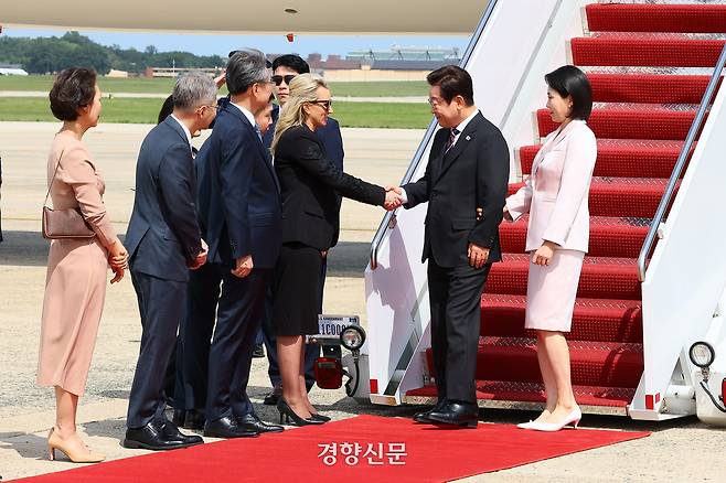 한·미 정상회담 참석차 미국을 방문한 이재명 대통령과 김혜경 여사가 24일(현지시간) 앤드루스 통합기지에 도착해 환영나온 인사들과 인사를 나누고 있다. 김창길 기자