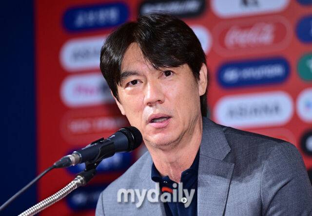 25일 서울 종로구 대한축구협회에서 진행된 9월 A매치 미국·멕시코와의 원정 평가전 2연전 축구 국가대표팀 명단을 발표.홍명보 축구 대표팀 감독 명단을 발표하고 있다./축구회관=한혁승 기자