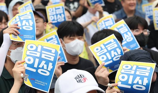 전국공무원노동조합 2030 청년위원회 소속 조합원들이 지난달 18일 서울 종로구 경복궁 서십자각 터 인근에서 '공무원 임금인상! 청년공무원 300인 집회'를 열고 구호를 외치고 있다. 뉴시스