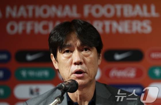 홍명보 대한민국 축구 국가대표팀 감독이 25일 오후 서울 신문로의 축구회관에서 열린 기자회견에서 취재진의 질문에 답하고 있다. /사진=뉴스1 제공