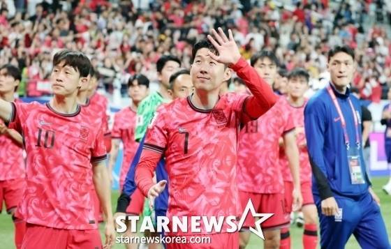 손흥민(가운데))과 이재성(왼쪽)이 지난 6월 서울월드컵경기장에서 북중미월드컵 최종예선 마지막 경기인 쿠웨이트전에서 승리한 후 월드컵11연속 본선진출을 축하하기위해 그라운드를 돌고 있다. /사진=강영조 선임기자