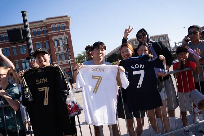손흥민의 로스앤젤레스(LA)FC 유니폼을 든 팬들. /사진=LAFC 제공